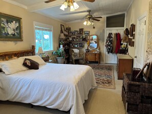 3 bedrooms, desk, WiFi, bed sheets