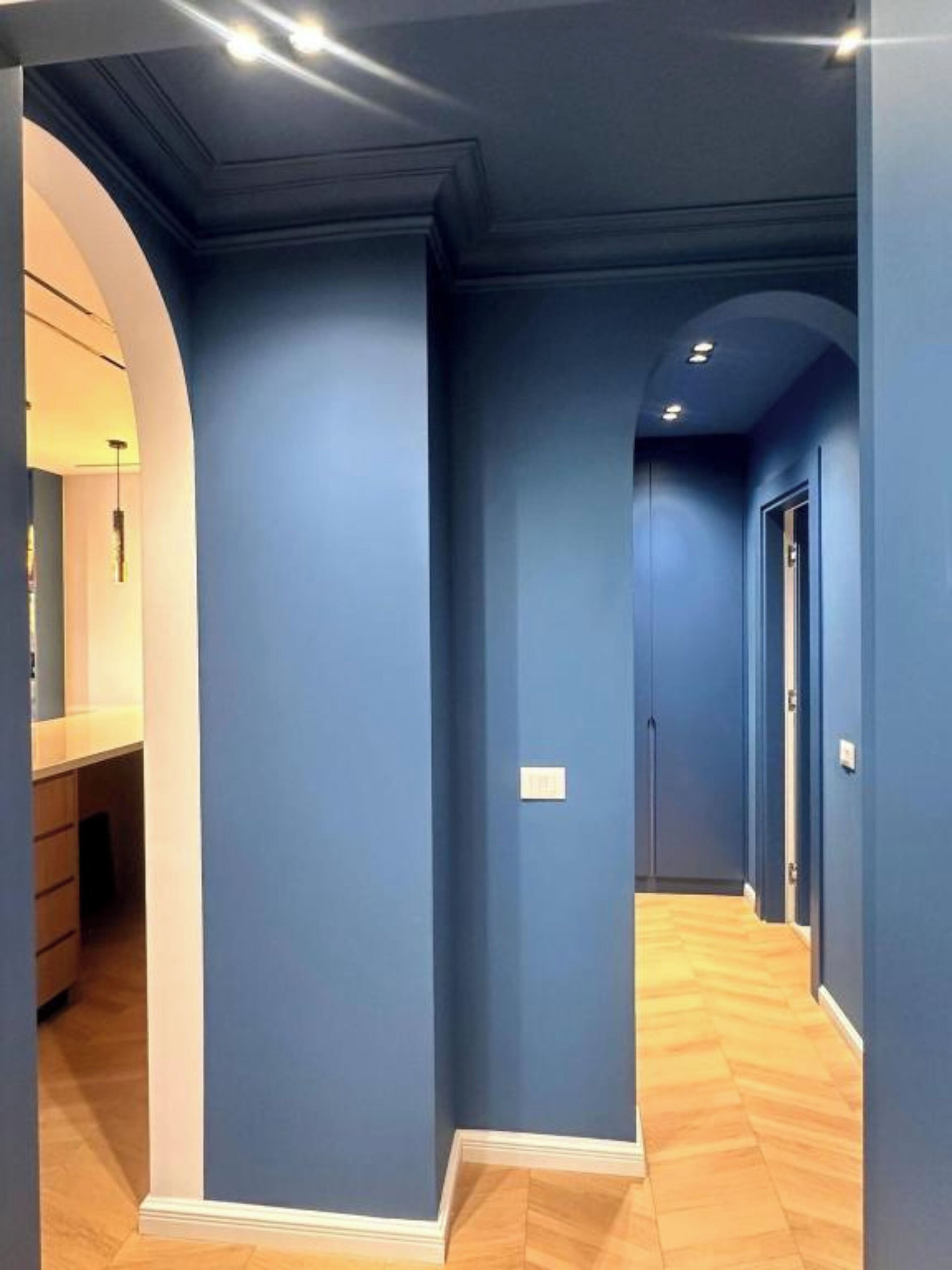 Apartment, Balkon, Stadtblick | Badezimmer | Hausschuhe, Handtücher