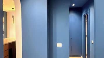 Apartment, Balkon, Stadtblick | Badezimmer | Hausschuhe, Handtücher