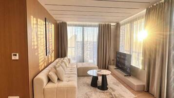 Appartement, balkon, uitzicht op de stad | Woonruimte | Een 32-inch flatscreentelevisie met satellietzenders