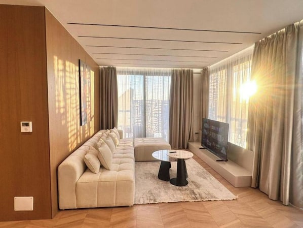 Apartment, Balkon, Stadtblick | Wohnbereich | 32-Zoll-Flachbildfernseher mit Satellitenempfang