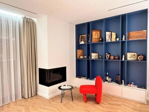 Apartamento, balcón, vistas a la ciudad | Sala de estar | Televisión de pantalla plana de 32 pulgadas con canales por satélite