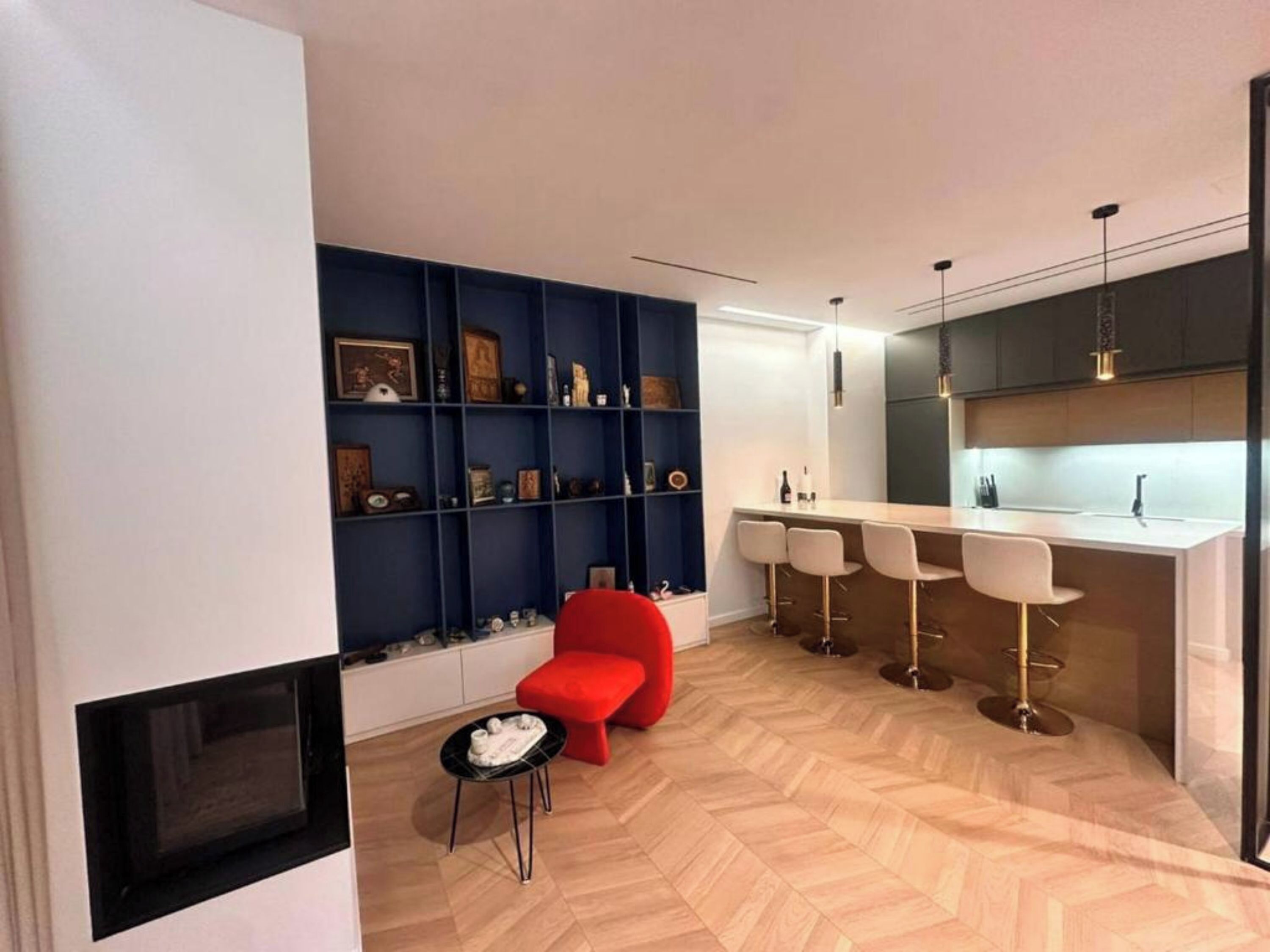 Apartamento, sacada, vista para a cidade | Sala de estar | TV de tela plana 32 polegadas com canais via satélite