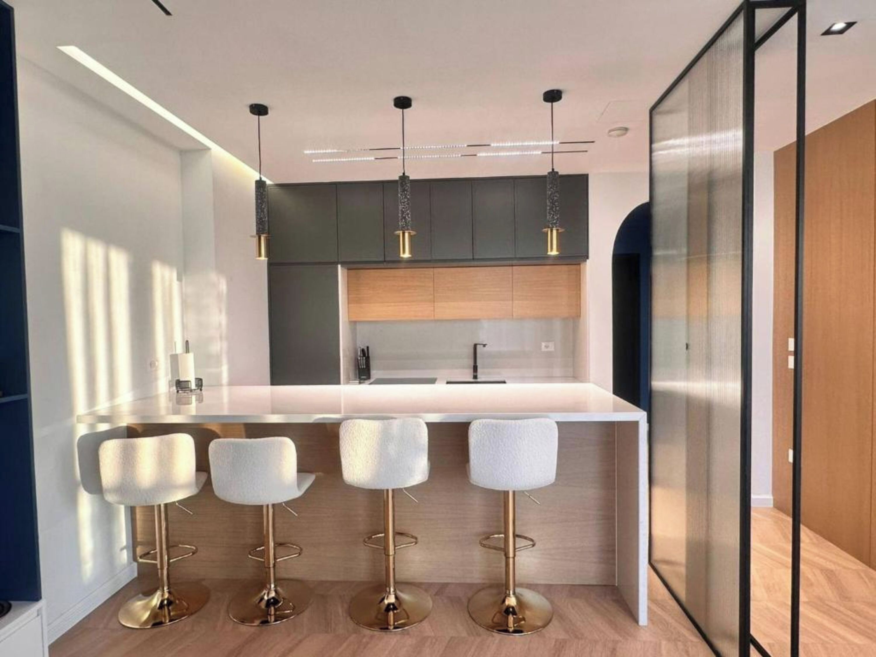 Appartement, balkon, uitzicht op de stad | Woonruimte | Een 32-inch flatscreentelevisie met satellietzenders