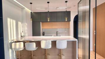 Appartement, balkon, uitzicht op de stad | Woonruimte | Een 32-inch flatscreentelevisie met satellietzenders