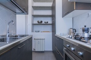 Fridge, oven, electric kettle, cookware/dishes/utensils - Bright and Modern Apartment by Wonderful Italy (Torino)