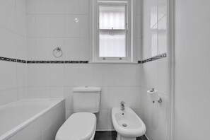 Een haardroger, een bidet, handdoeken, zeep