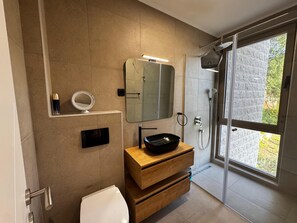 Shower, hair dryer, towels, soap - Secluded Villa with swimming pool (Podlicak)