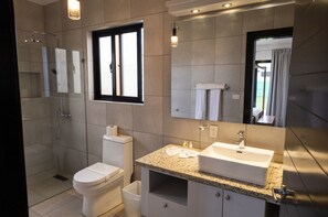 Toallas, jabón, papel de baño 