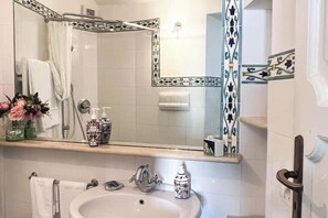 Douche, sèche-cheveux, bidet, serviettes fournies