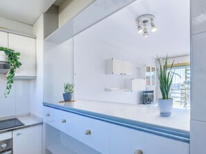 Kühlschrank, Mikrowelle, Kochgeschirr/Geschirr/Besteck