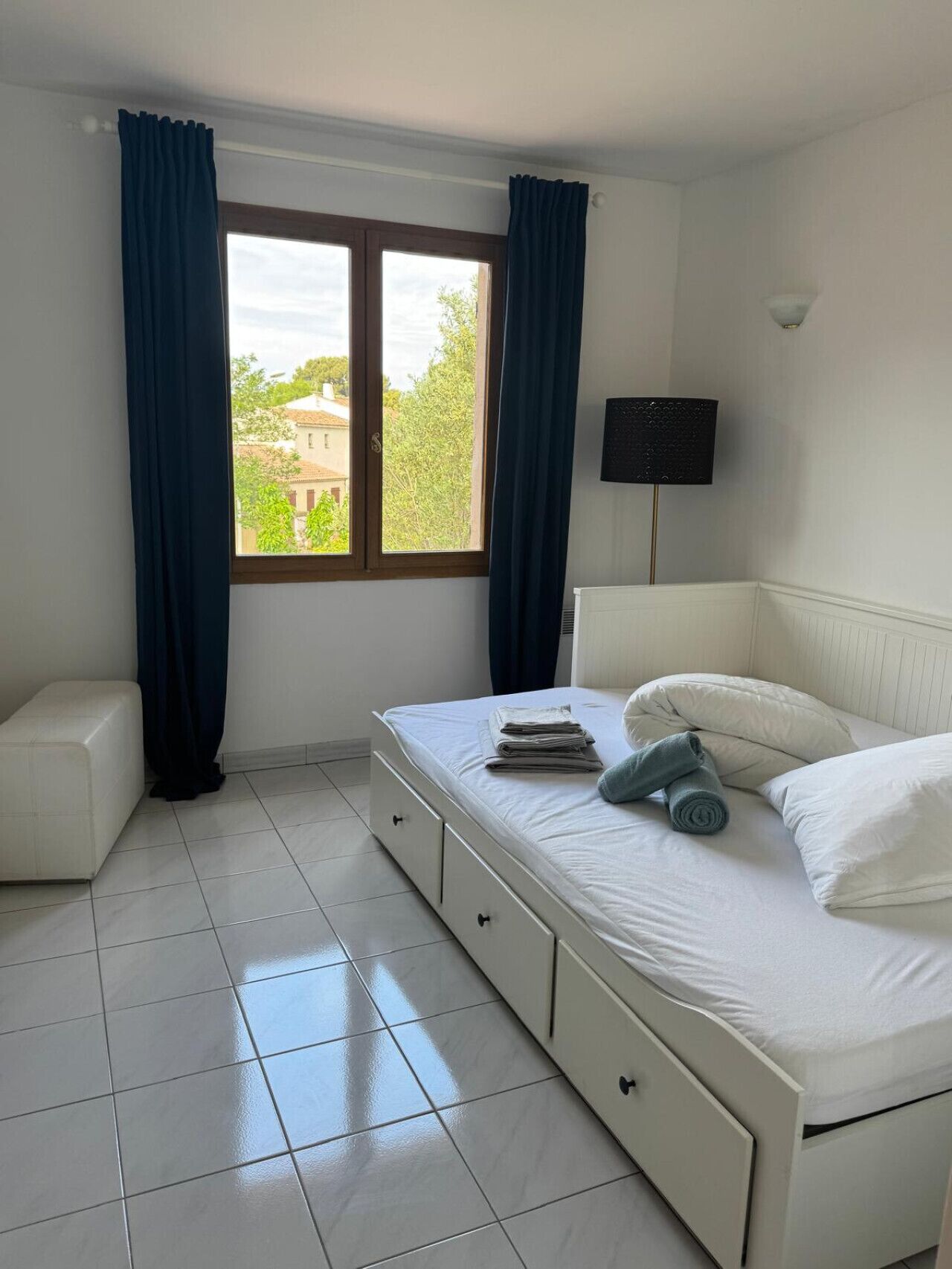 3 bedrooms, iron/ironing board, bed sheets