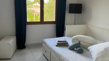 3 bedrooms, iron/ironing board, bed sheets
