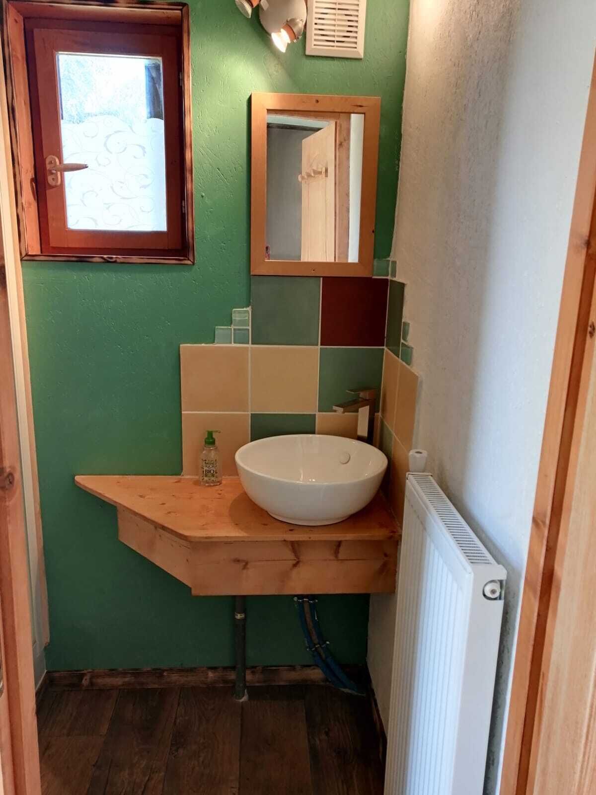 Douche, sèche-cheveux, savon, papier toilette