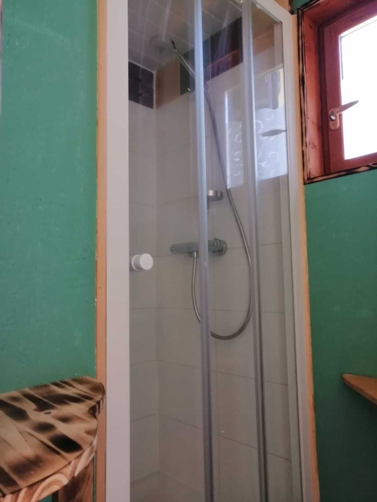 Een douche, een haardroger, zeep, toiletpapier