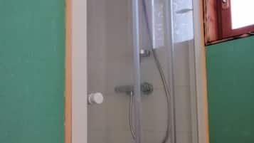 Een douche, een haardroger, zeep, toiletpapier