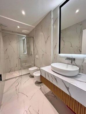 Bathroom - The Golden Luxury Downtown Two (Tiranë)