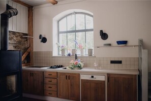 Un four, surface de cuisson, lave-vaisselle