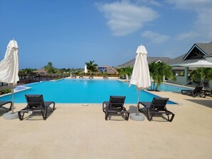 Una piscina al aire libre