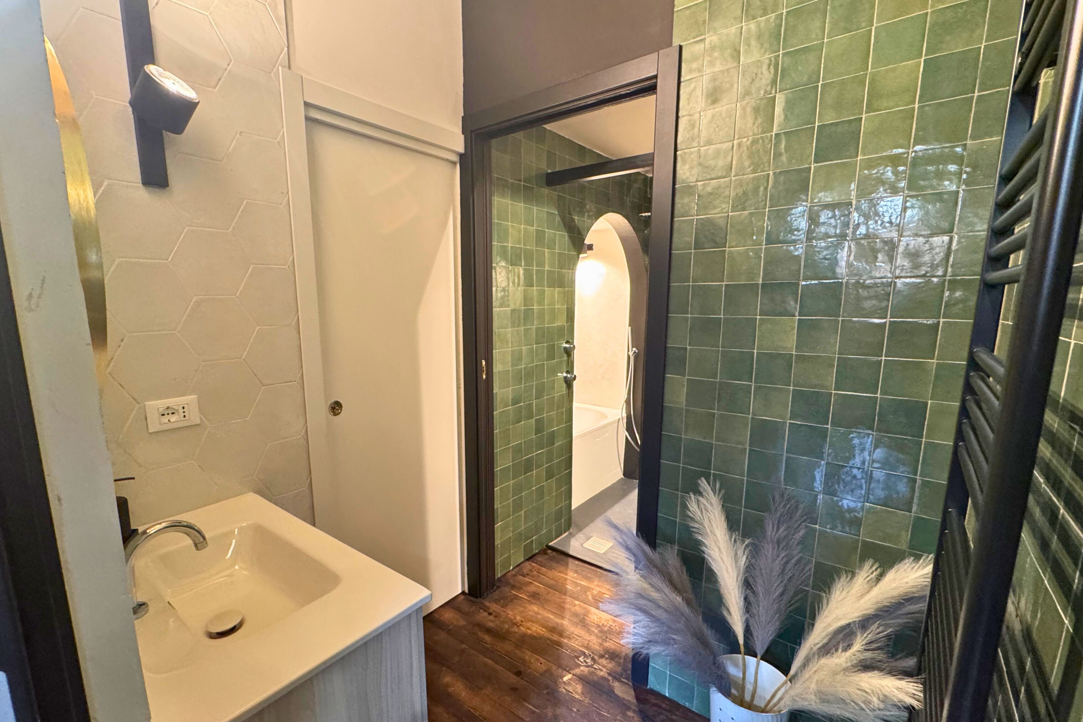 Ducha, bañera de hidromasaje, secador de pelo, bidet