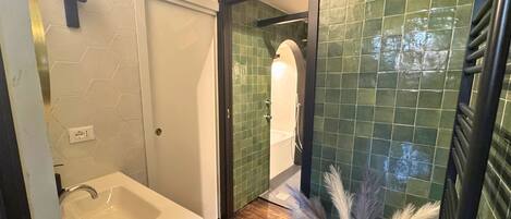 Dusche, Whirlpool, Haartrockner, Bidet