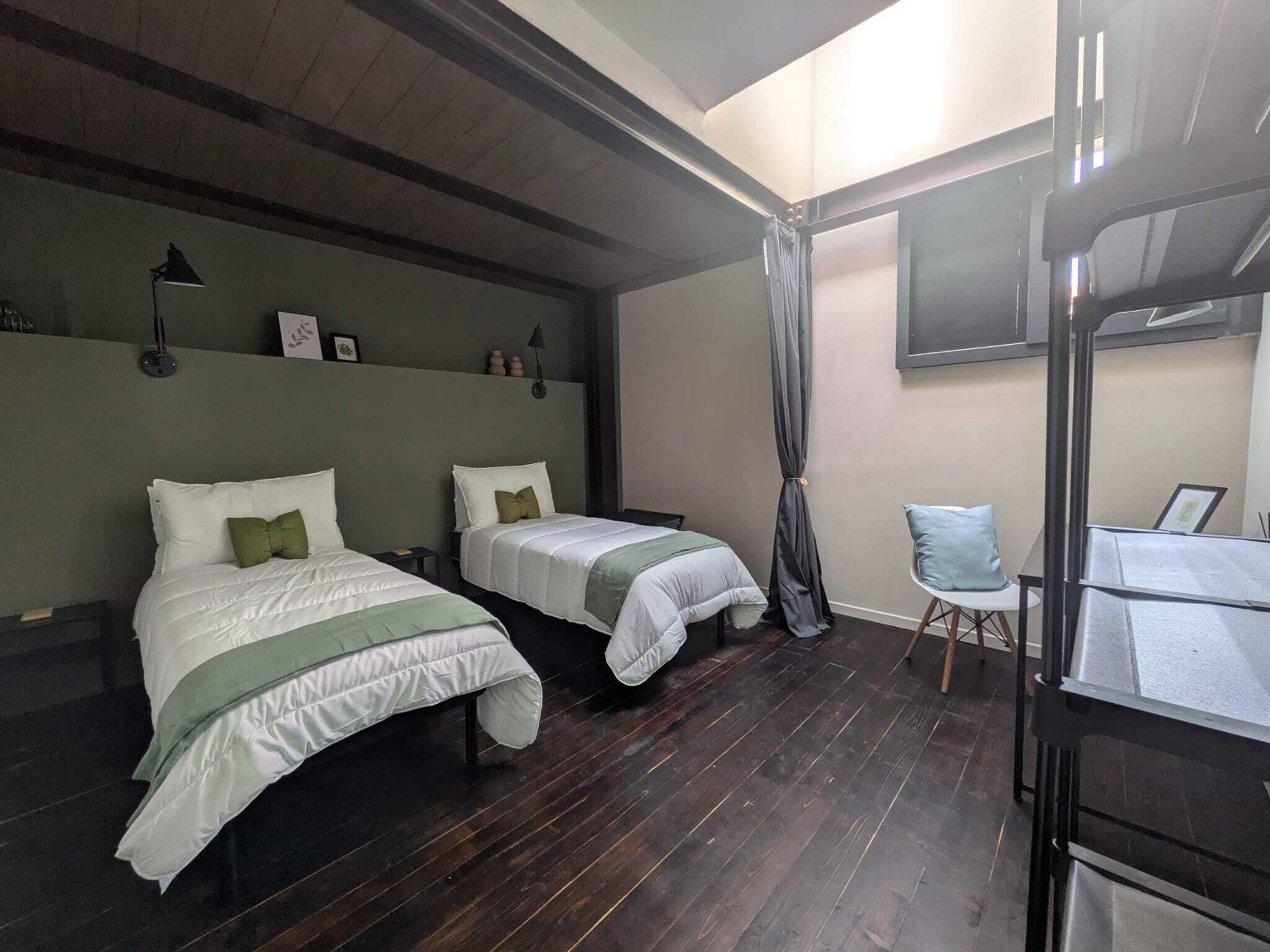 Tabla de planchar con plancha, wifi, ropa de cama