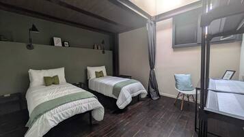 Tabla de planchar con plancha, wifi, ropa de cama