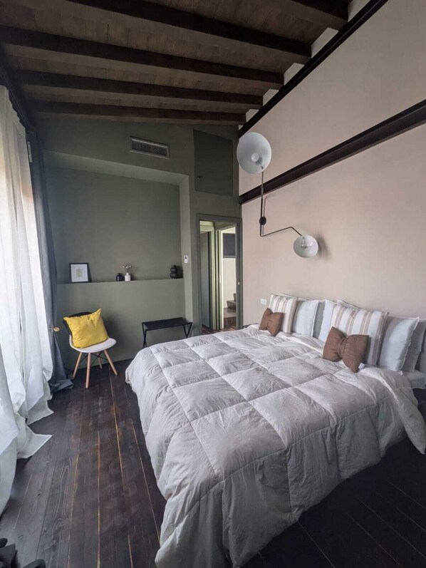 Tabla de planchar con plancha, wifi, ropa de cama