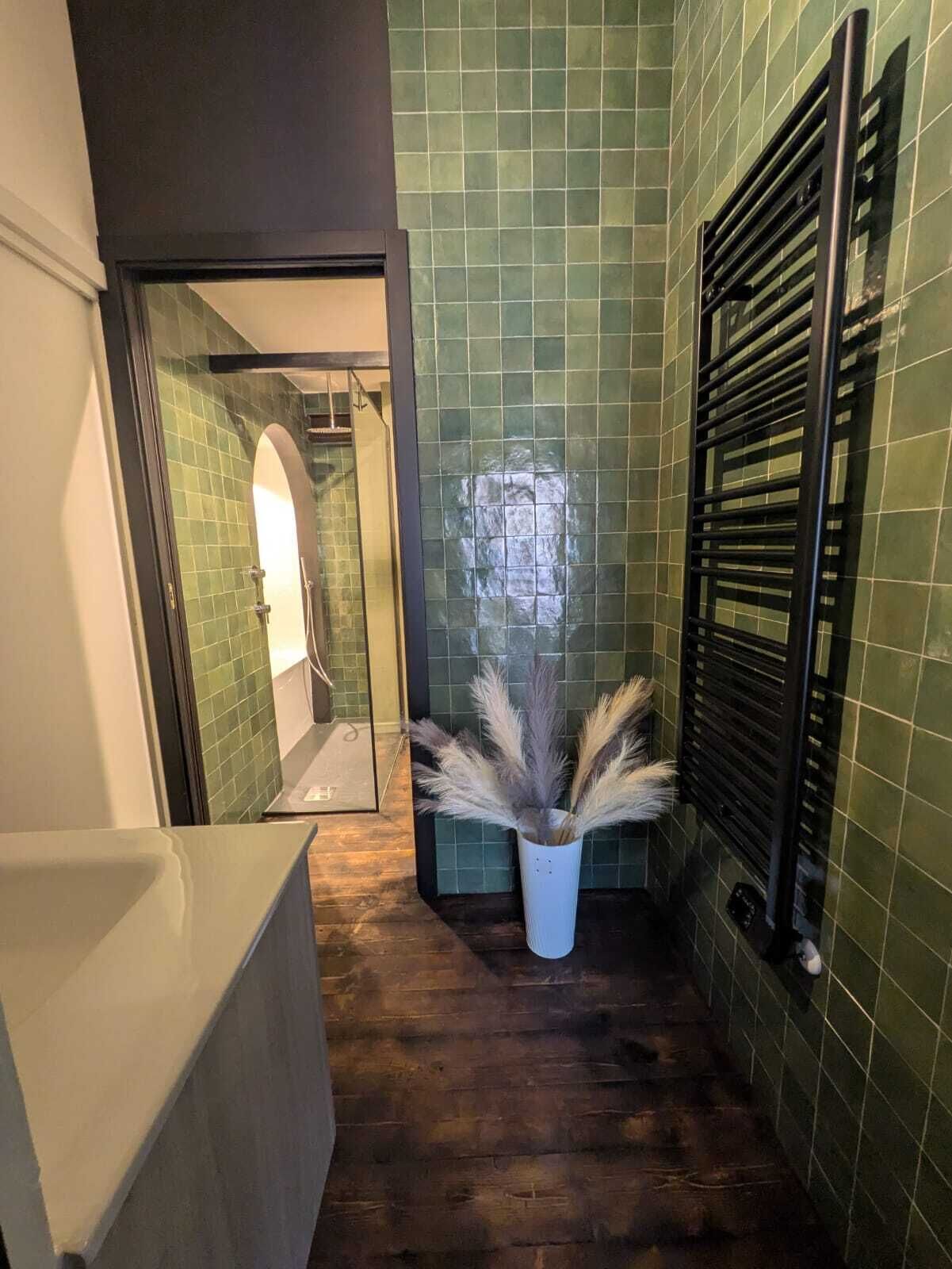 淋浴设施、按摩浴缸、吹风机、坐浴桶