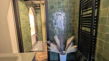 淋浴设施、按摩浴缸、吹风机、坐浴桶