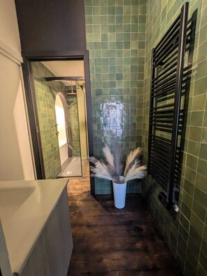 Ducha, bañera de hidromasaje, secador de pelo y bidé