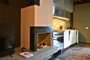 Fridge, oven, stovetop, dishwasher - Santa Rosa Stables. Modern house in old barn, 5 minutes from historic center (Firenze)