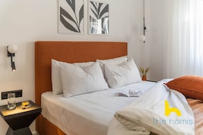 Een strijkplank/strijkijzer, wifi, beddengoed