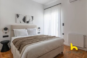 Tabla de planchar con plancha, wifi y ropa de cama 