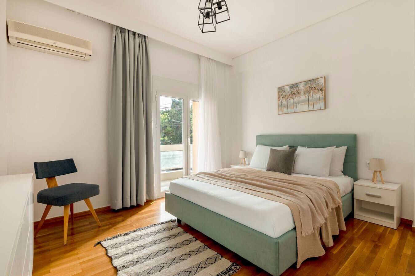 3 slaapkamers, een strijkplank/strijkijzer, gratis wifi, beddengoed