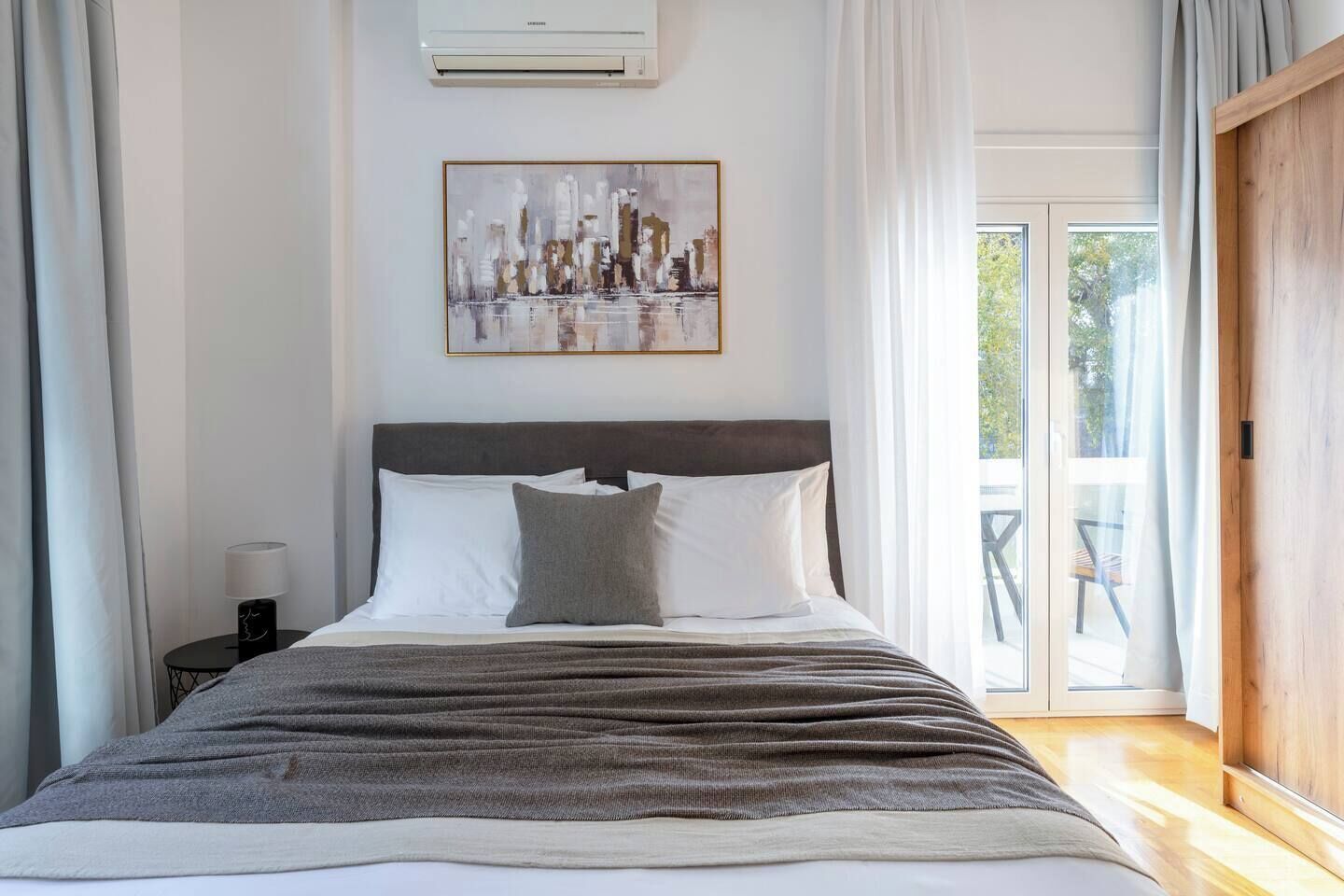 Fer et planche à repasser, lit parapluie, Wi-Fi, draps fournis