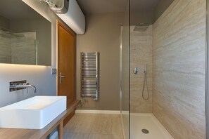 Dusche, Handtücher, Toilettenpapier