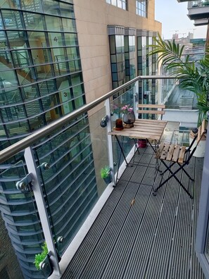 Outdoor dining - New Furnished Apartment - View of Grand Canal Dock (Dublin)