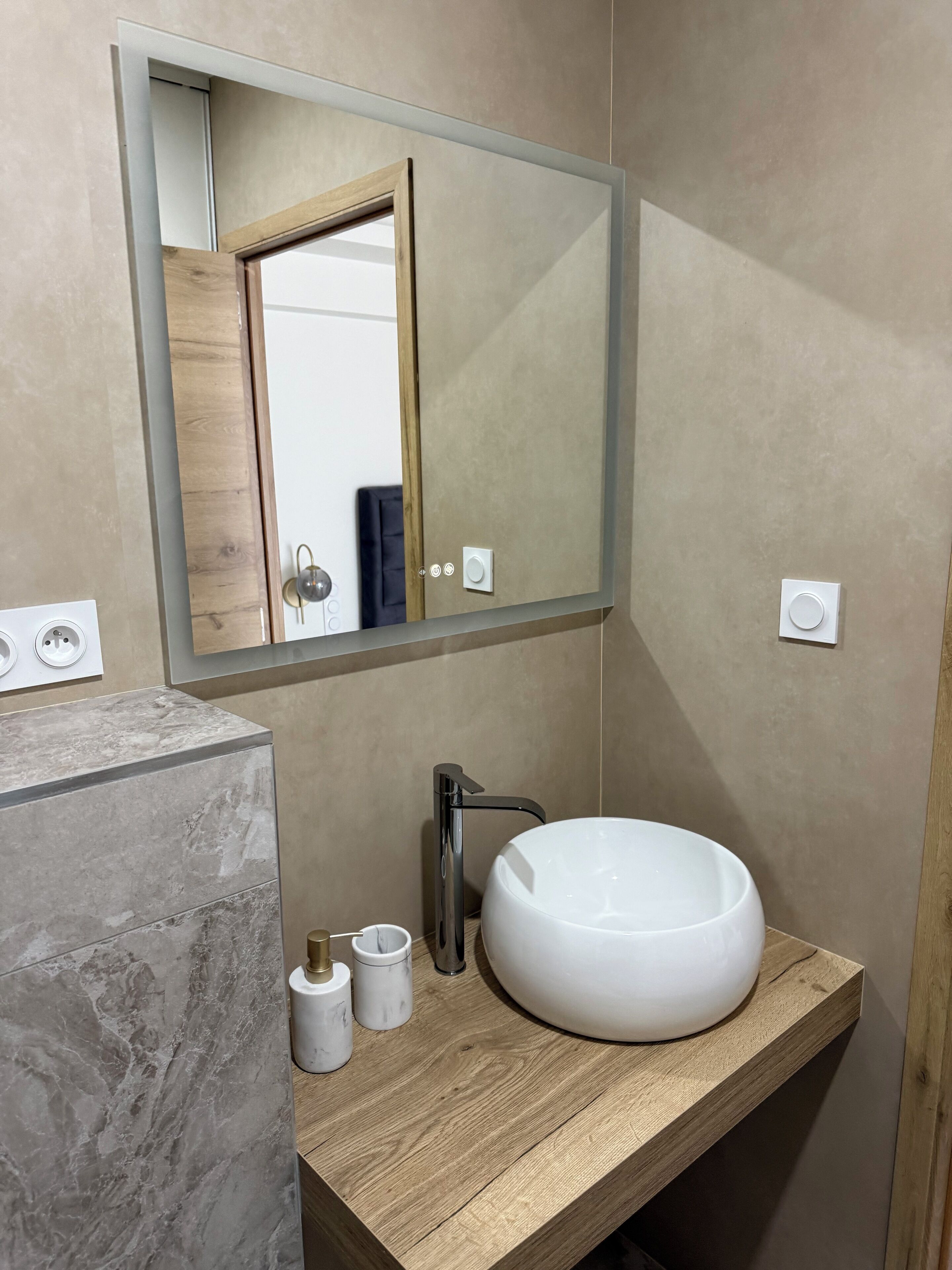 Chuveiro, banheira de hidromassagem, secador de cabelo, toalhas de banho