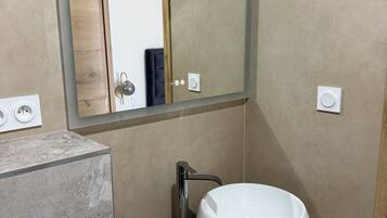 Chuveiro, banheira de hidromassagem, secador de cabelo, toalhas de banho