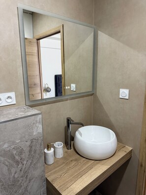 Chuveiro, banheira de hidromassagem, secador de cabelo, toalhas de banho