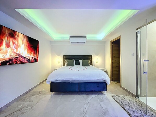 WiFi, bed sheets - Luxury Suite Romantic escape & absolute well-being King size bed Jacuzzi. (Montbéliard)