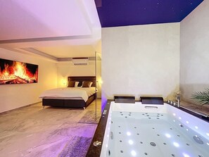 WiFi, bed sheets - Luxury Suite Romantic escape & absolute well-being King size bed Jacuzzi. (Montbéliard)