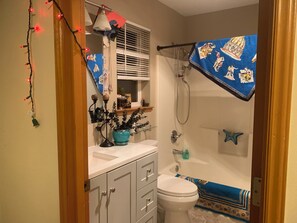 Eco-friendly toiletries, hair dryer, towels, soap - Peaceful Private Forest Trails and Zen Gardens Weddings Events Healing Sanctuary (Camano)