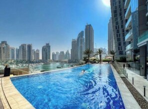 Pool - Ideal Premium 3BR Apartment in Dubai Marina (Dubai)