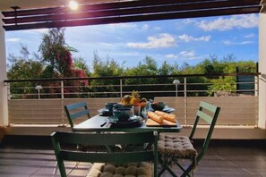 Outdoor dining - Perle de Corail" apartment facing the St-Leu lagoon (Saint-Leu)