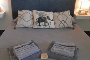 Tabla de planchar con plancha, internet y ropa de cama 