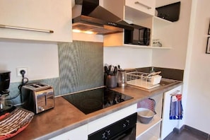A modern kitchen with a built-in toaster, a kettle, and a dish rack. - Perle de Corail" apartment facing the St-Leu lagoon (Saint-Leu)