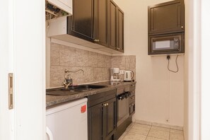 Eenvoudig appartement | Privékeuken | Een koelkast, een magnetron, een oven, een kookplaat