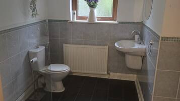 Chambre, 1 chambre, accessible aux personnes à mobilité réduite, vue jardin | Salle de bain
